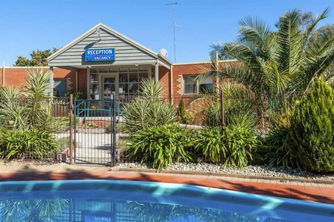 COMFORT INN COACH AND BUSHMANS - Sunshine Coast Guide 0