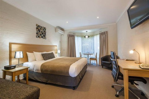 COMFORT INN COACH AND BUSHMANS - Sunshine Coast Guide 1