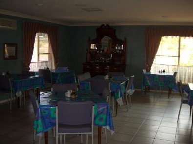 Almond Inn Motel - Sunshine Coast Guide 1