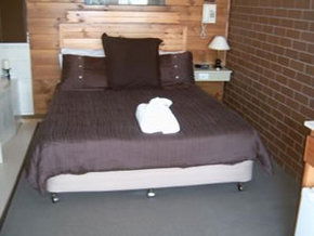 Paruna Motel - Sunshine Coast Guide 1