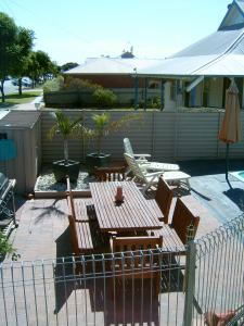 Paruna Motel - Sunshine Coast Guide 3