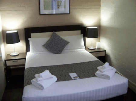 Aarons Hotel - Sunshine Coast Guide 1
