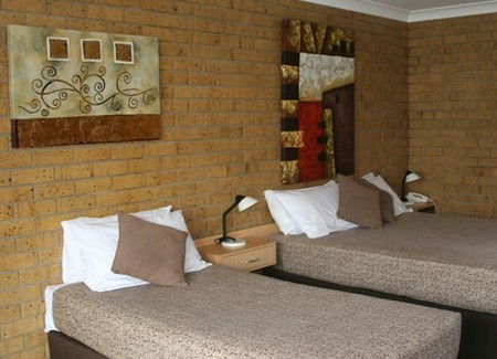 Airport Admiralty Motel - Sunshine Coast Guide 1