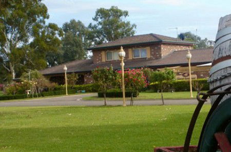 Carriage House Motor Inn - Sunshine Coast Guide 0