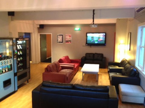 Ritz Backpackers - Sunshine Coast Guide 1