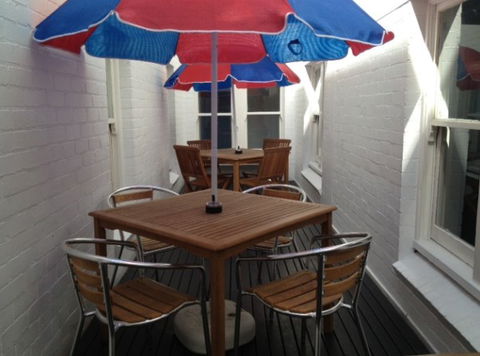 Ritz Backpackers - Sunshine Coast Guide 2