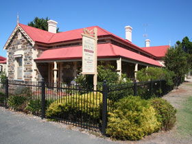 Trafalgar On The Strand - Sunshine Coast Guide 0