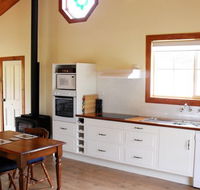 The Old Oak Bed and Breakfast - The Shearing Quarters - Sunshine Coast Guide