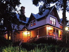 Franklin Manor - Sunshine Coast Guide 0