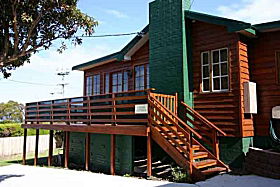 Cedar Cottages Blackmans Bay - Sunshine Coast Guide 0