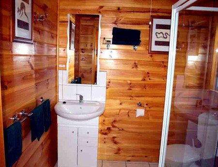 Rainbow Retreat Wilderness Eco Cabins - Sunshine Coast Guide 3