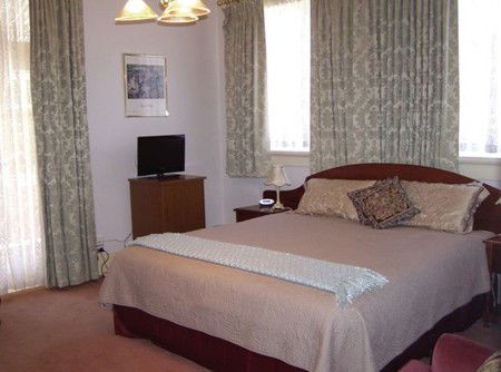 Glen Osborne House - Sunshine Coast Guide 1