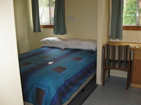 Strahan Backpackers YHA - Sunshine Coast Guide 1
