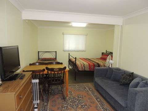 A Paradise Bungalow Waterfront - Sunshine Coast Guide 4