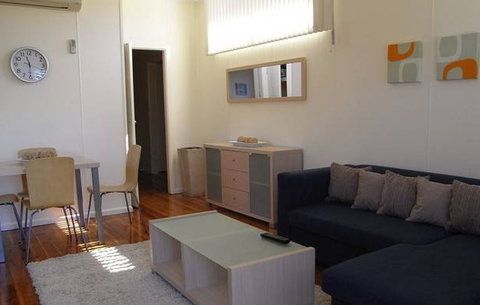 A Husky Sea-Esta - Sunshine Coast Guide 4