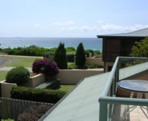 A Bay Beachcomber And Jervis Bays SeaChange - Sunshine Coast Guide 2