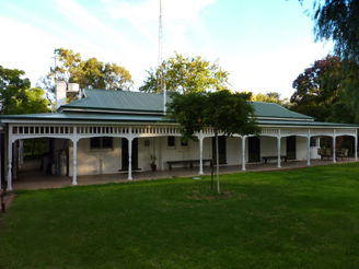 Lake Victoria Station Lodge - Sunshine Coast Guide 0