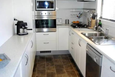 Emaroo Cottage On Oxide Street - Sunshine Coast Guide 1