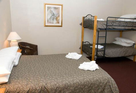 Alpine Hotel - Sunshine Coast Guide 2