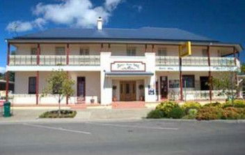 Apsley Arms Hotel - Sunshine Coast Guide 1