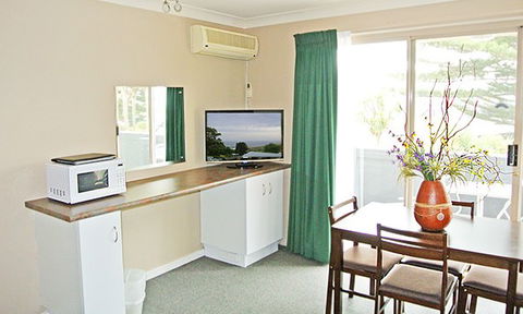 Anchor Inn - Sunshine Coast Guide 3