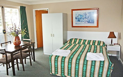 Anchor Inn - Sunshine Coast Guide 4