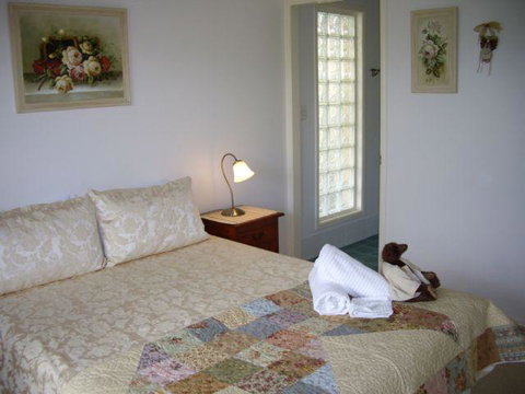 Alexander Lakeside Bed And Breakfast - Sunshine Coast Guide 1