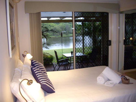 Alexander Lakeside Bed And Breakfast - Sunshine Coast Guide 2