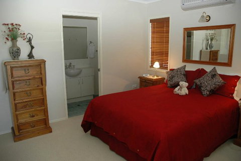 Alexander Lakeside Bed And Breakfast - Sunshine Coast Guide 5