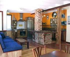 Admiral Stirling Inn - Sunshine Coast Guide 0