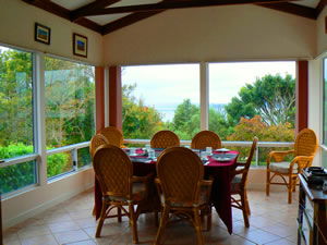Albany View Street Lodge Bed And Breakfast And Art Studio - Sunshine Coast Guide 0