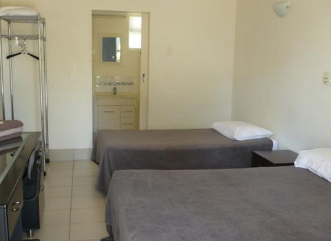 Black Marlin Motel - Sunshine Coast Guide 3