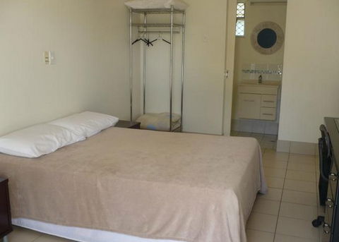 Black Marlin Motel - Sunshine Coast Guide 4