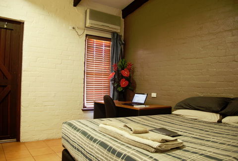 Newman Hotel Motel - Sunshine Coast Guide 1