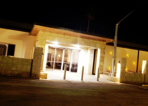 Newman Hotel Motel - Sunshine Coast Guide 4