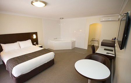 Country Comfort Premier Motel - Sunshine Coast Guide 3