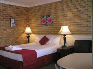 Blue Violet Motor Inn - Sunshine Coast Guide 0