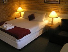 Blue Violet Motor Inn - Sunshine Coast Guide 3