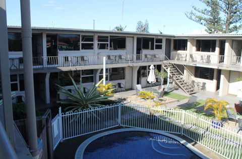 A' Montego Mermaid Beach Motel - Sunshine Coast Guide 3