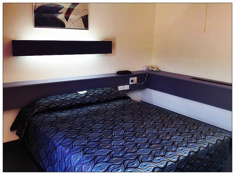Emerald Meteor Motel - Sunshine Coast Guide 0