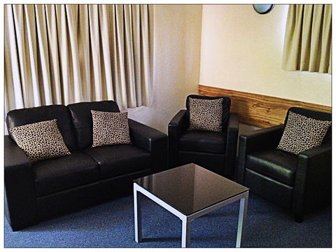 Emerald Meteor Motel - Sunshine Coast Guide 1