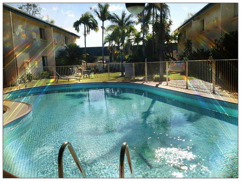 Emerald Meteor Motel - Sunshine Coast Guide 3