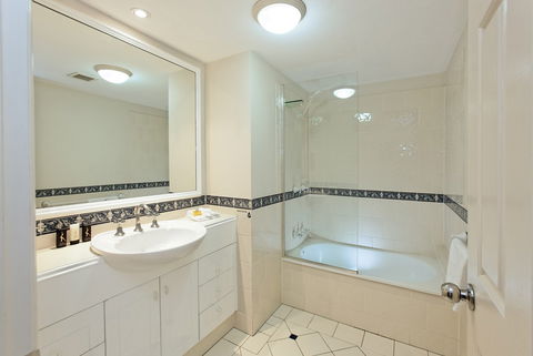 La Grande Apartments Broadbeach - Sunshine Coast Guide 3