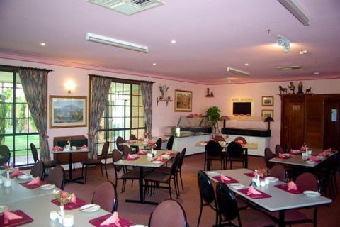 Roundhouse Motel - Sunshine Coast Guide 2