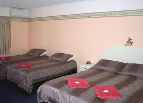 Roundhouse Motel - Sunshine Coast Guide 3