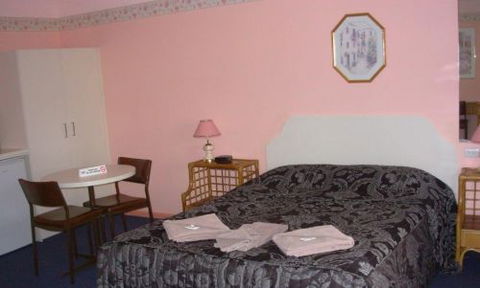 Roundhouse Motel - Sunshine Coast Guide 4
