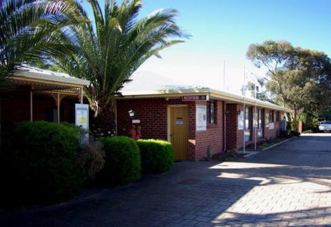 Roundhouse Motel - Sunshine Coast Guide 5