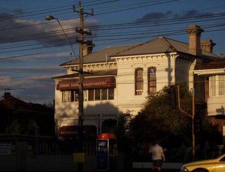Lords Lodge Backpackers - Sunshine Coast Guide 0