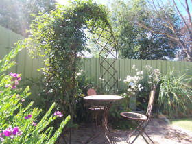 Robyn's Nest Country Cottages - Sunshine Coast Guide 0