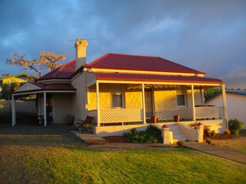 Charlie Bates Cottage - Sunshine Coast Guide 0